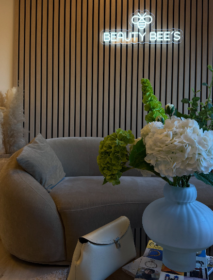 Loungeområdet med Beauty Bees-skilt hos Beauty Bees